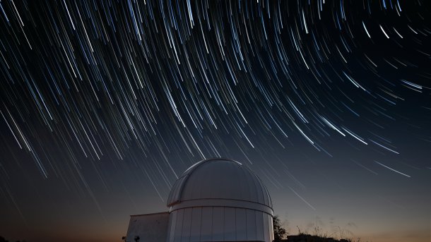 Observatorium unter kreisförmigen Sternenspuren