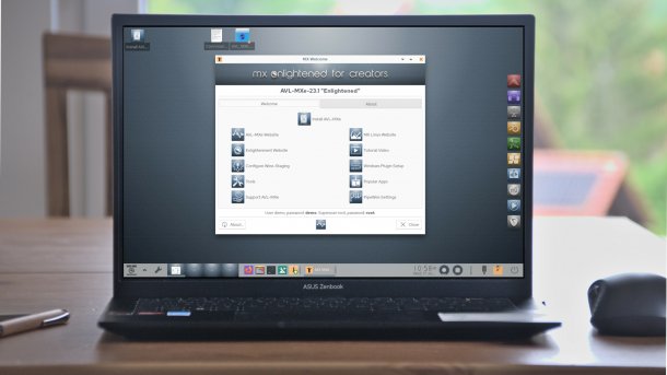 Desktop vom AV Linux auf Laptop auf Tisch