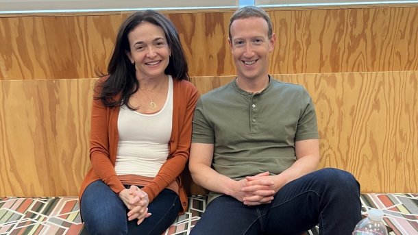 Sheryl Sandberg mit Mark Zuckerberg auf einer Bank