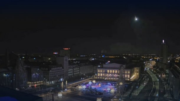 Leipziger Augustusplatz mit Asteroid im Hintergrund