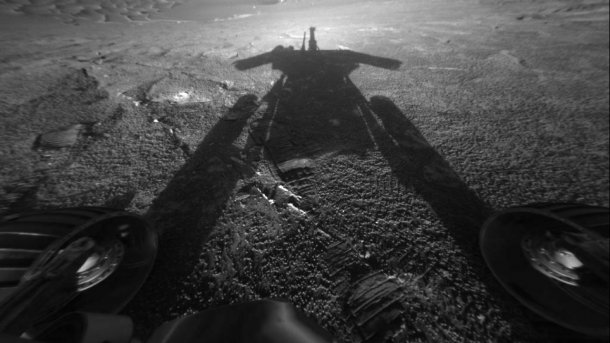Schwarz weißes Foto eines Rover-Schattens auf dem Mars