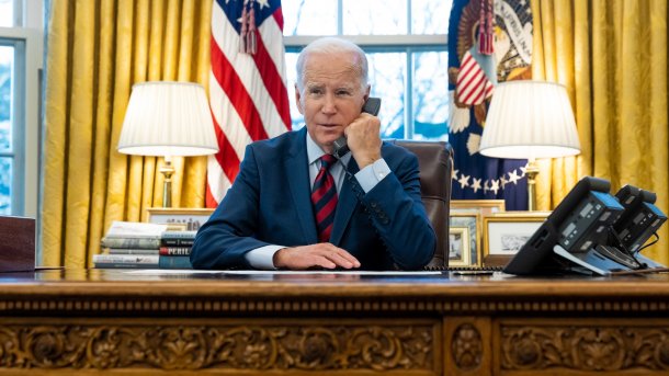 Biden am Telefon im Oval Office