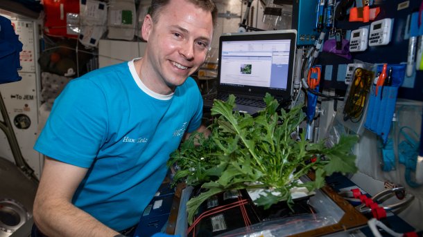 ISS-Astronaut mit Salat