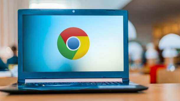 Chrome-Logo auf Laptop-Bildschirm