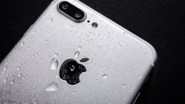 iPhone mit Wassertropfen auf der Rückseite