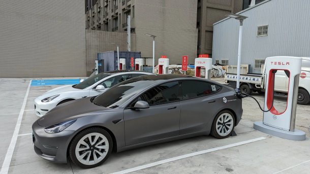Tesla-Elektroautos beim Laden an einem Supercharger