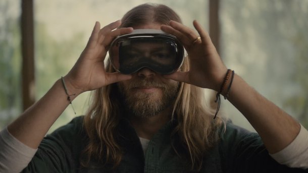 Mann mit Vision Pro