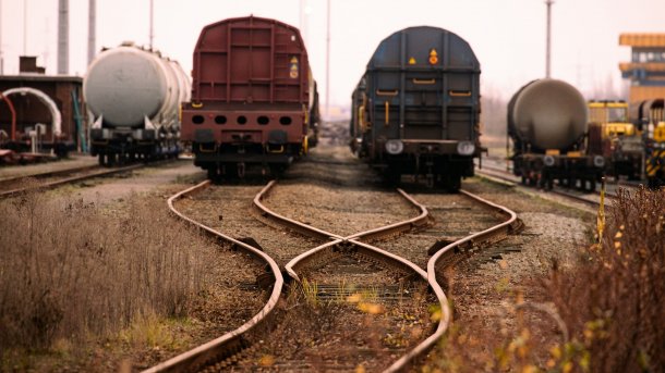 Eisenbahnschienen, die sich teilen