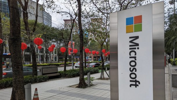 Microsoft-Schild an einer Straße mit Laternen in Taiwan