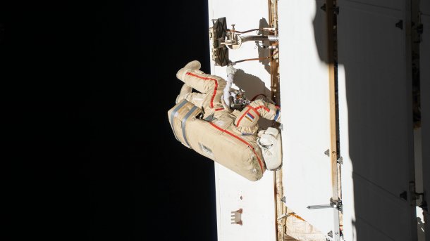 Mann in Raumanzug an der Raumstation