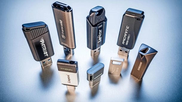 USB-Sticks auf neutralem Untergrund