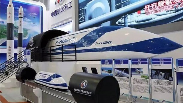 Ein Modell einer chinesischen Ultrahochgeschwindigkeits-Magnetschwebebahn des Rüstungskonzerns Casic ist auf einer Messe zu sehen.