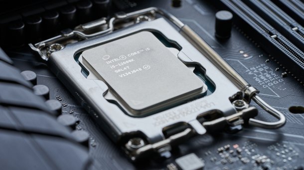 Intel-CPU in Prozessorhalterung