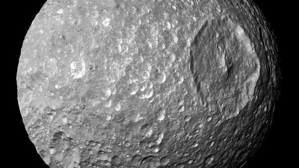 Der kraterübersäte Mond Mimas