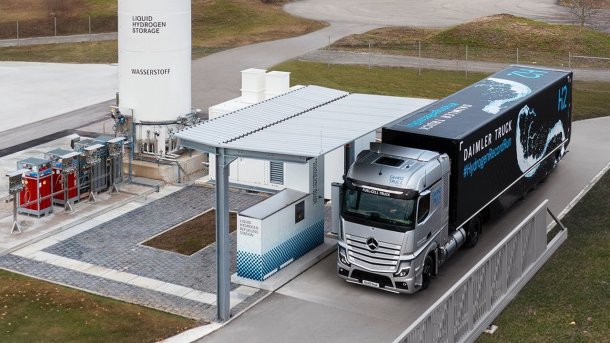 Daimler Truck an einer Wasserstoff-Tankstelle