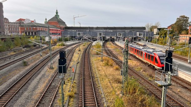Schienen vor dem Hauptbahnhof Lübeck