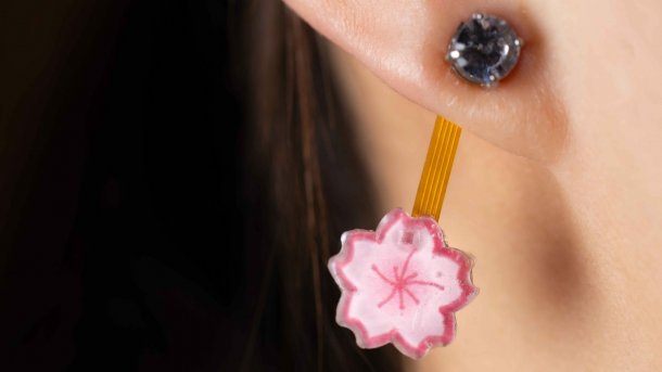Smarter Ohrring mit Blume