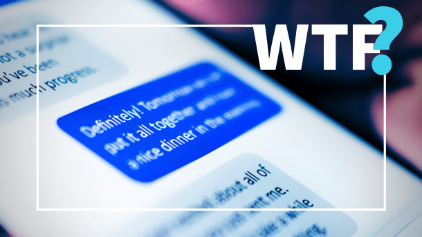 Ein Smartphone mit geöffneter Messaging-App in einer menschlichen Hand, auf dem Bildschirm ist verschwommen ein Chat zu sehen.