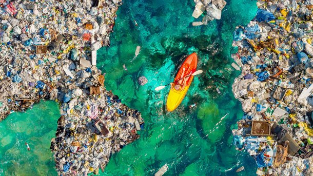 Ertrinken wir bald in Plastikmüll? Längst ist er überall auf der Welt zu finden. Flüsse transportieren ihn ins Meer., Shutterstock / Parilov