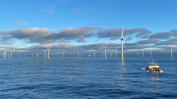 Mehrere Windturbinen im Meer