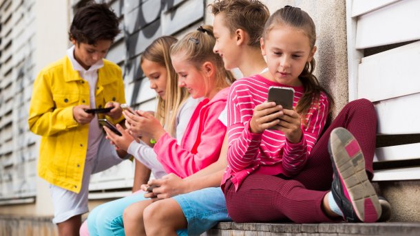 Kinder mit Smartphone