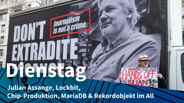 Demonstrant und Protestplakat gegen die Auslieferung Julian Assanges, dazu Text: DIENSTAG Julian Assange, Lockbit, Chip-Produktion, MariaDB & Rekordobjekt im All