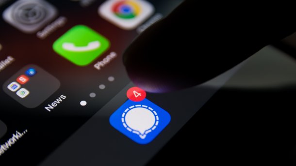 Finger über Signal-App mit vier Benachrichtigungen