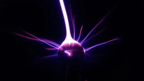 Eine violette Kugel, von der Lichtstreifen abgehen