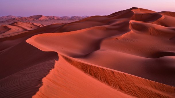 Majestätisch erheben sich die mächtigen Dünen mit ihren filigranen Graten in der Morgensonne. Während der Morgendämmerung nahe der saudi-arabischen Grenze in der Rub al-Khali., Alle Bilder: Mark Robertz