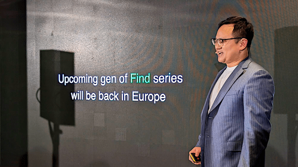 Bingo Liu (lachender Chinese in blauem Nadelstreifanzug mit Brille) hält eine Präsentation; zu lesen ist "Upcoming gen of Find series will be back in Europe"