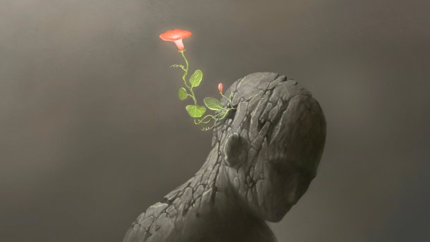 Steinfigur aus deren Hinterkopf eine Blume mit rosa Blüte herrauswächst.