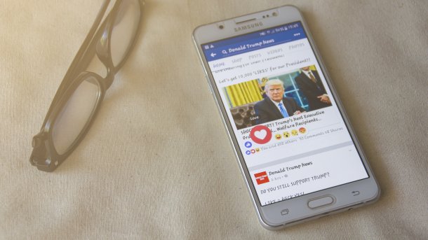 Facebook auf Smartphone mit News zu Donald Trump