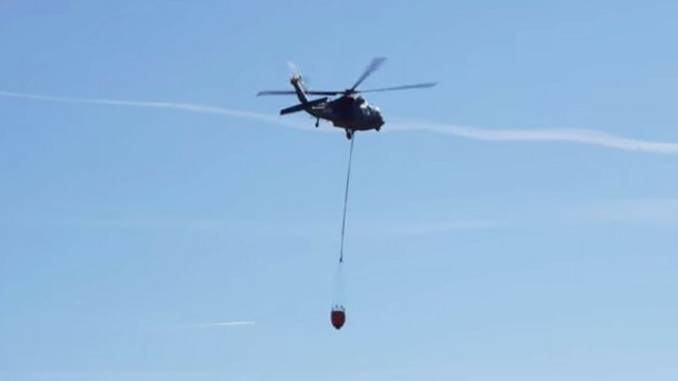 Das Bild zeigt einen Black-Hawk-Helikopter mit Bambi bucket.