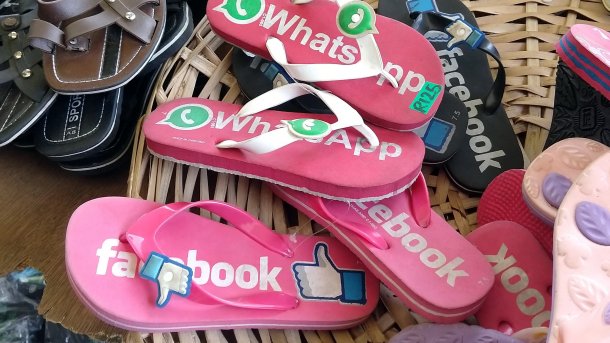 Rosa Schlapfen mit Facebook-Schriftzug und -Logo