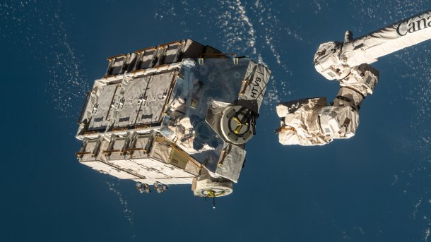 Ein kompaktes Objekt, das von der ISS abgekoppelt wird