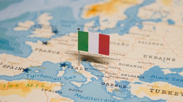 Italienische Flagge, die auf Europakarte gesteckt ist