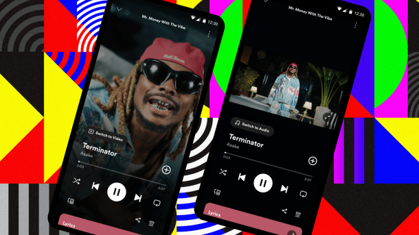 Handys mit Spotify-App vor buntem Hintergrund