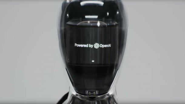 Ein Kopf des humanoiden Roboters Figure 01 mit dem Schriftzug "powered by OpenAI".
