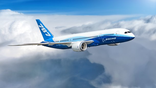 Boeing-Flugzeug über Wolken
