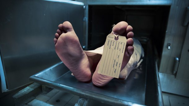 Mit Etikett versehene Füße eines toten Menschen im Kühlhaus.