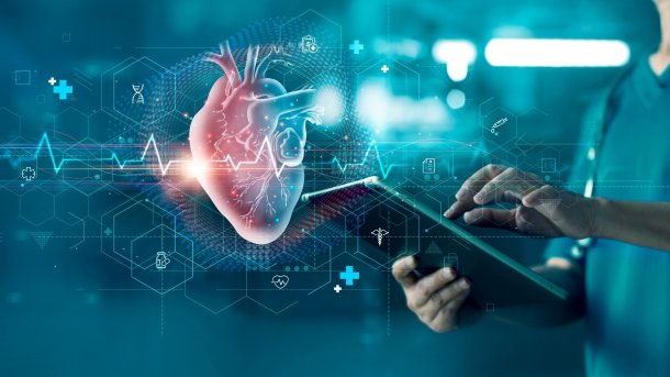 Kardiologe neben einem Herz-Hologramm