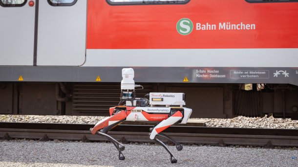 Roboterhund Spot vor einem Waggon der S-Bahn München.