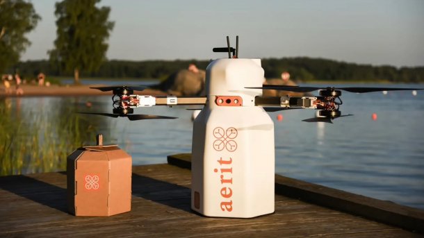 Drohne mit Milchkannen-förmigen Körper, daneben eine sechseckige Transportbox