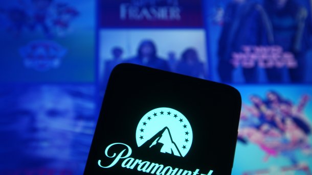 Ein Handy mit Paramount+-Dienst.