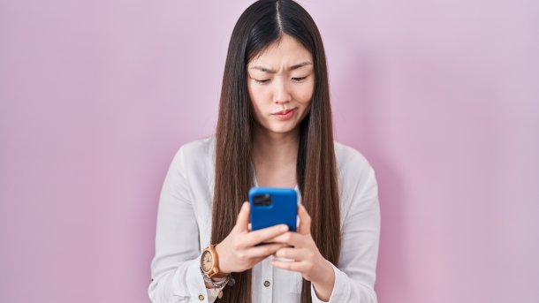 Frau mit Smartphone in China