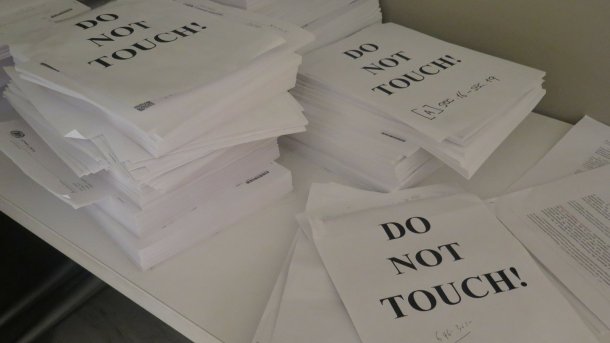 Papierstöße mit Anweisung "Do Not Touch"