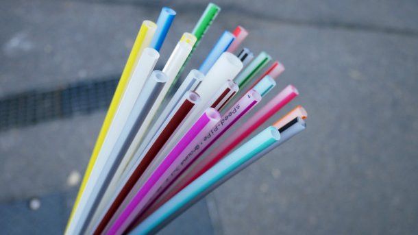 Bündel verschiedenfarbiger Kunststoffrohre für die Verlegung von Glasfaser.