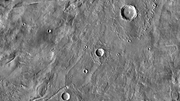 Schwarz-weiße Satellitnaufnahme mit rundem Krater in der Mitte