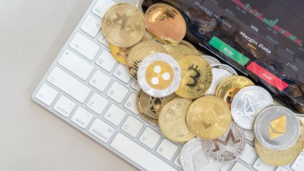 Kryptomünzen auf Laptop mit Binance geöffnet