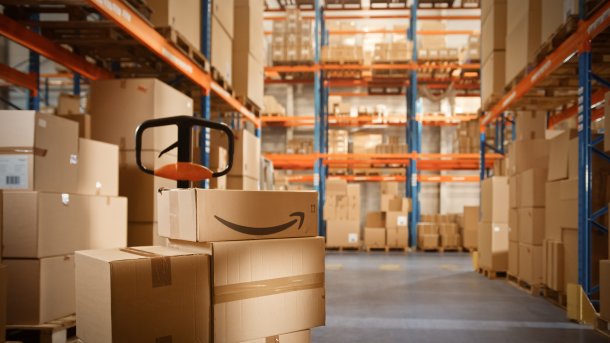 Amazon-Pakete in einem Logistik-Zentrum